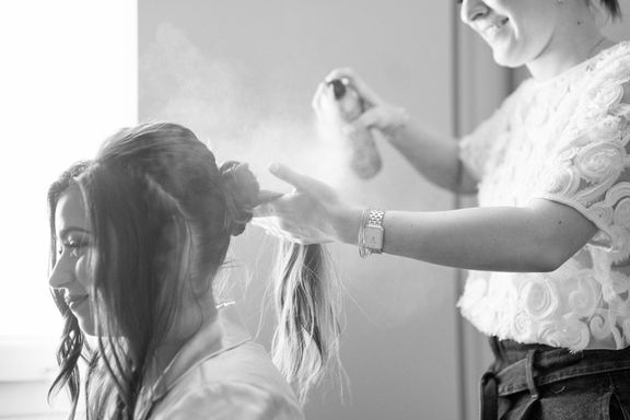 Julie Archier - Photo d'elle coiffant une future mariée